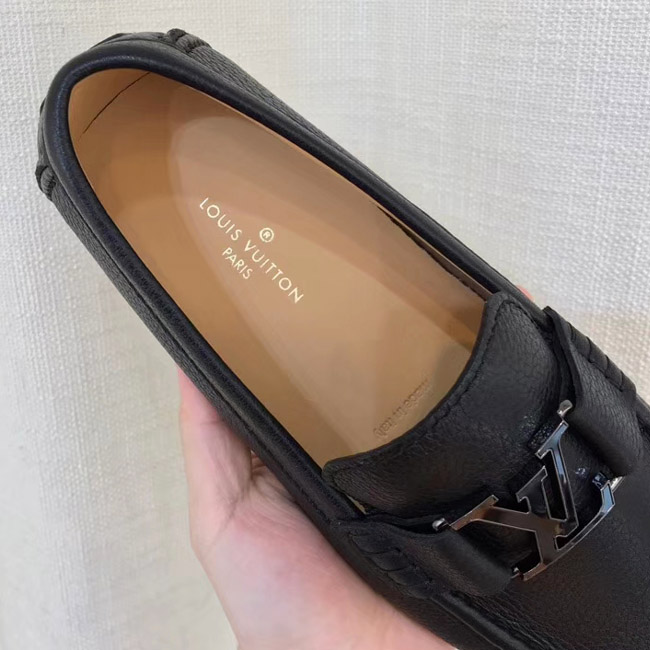 Phần lót giày có khắc chìm nơi sản xuất và in dòng chữ thương hiệu