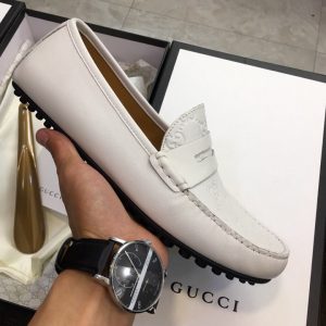 Trên tay giày nam Gucci