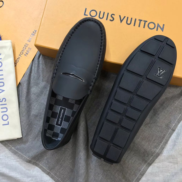 Đế giày Louis Vuitton được làm từ cao su đúc cao cấp