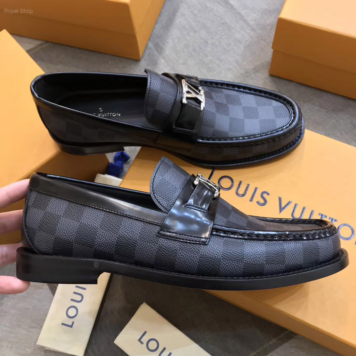 Trên tay giày Loafer nam LV 2019