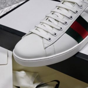 Các chi tiết đều được làm hoàn chỉnh trên giày Gucci