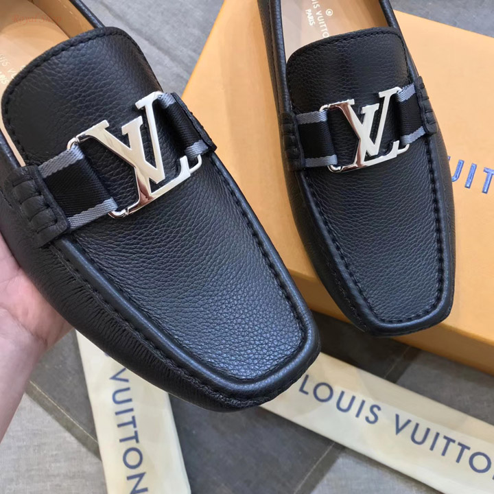 Chất liệu da bê sần trên giày Louis Vuitton