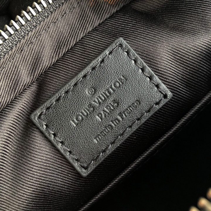 Thông tin và tên thương hiệu được in lên thẻ da trong túi LV 