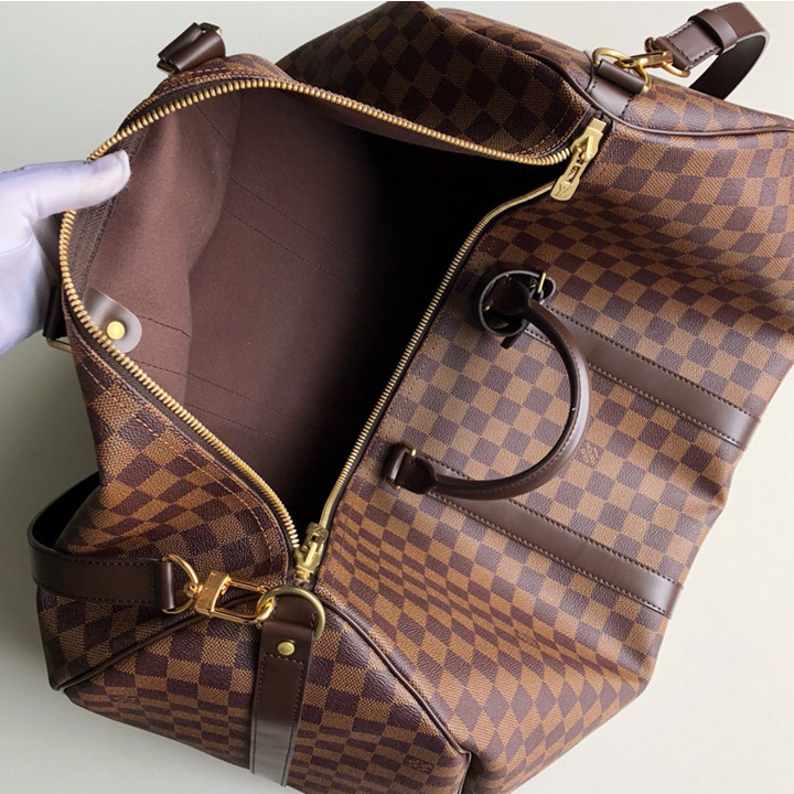 Bên trong túi du lịch Louis Vuitton