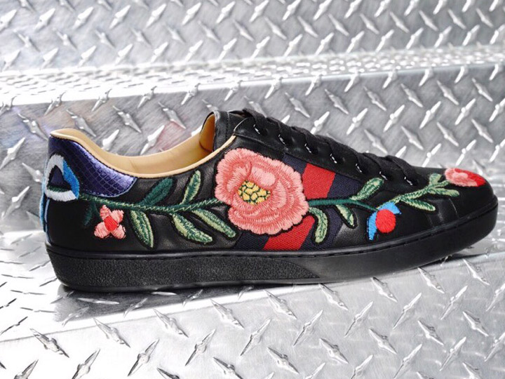 Chi tiết thêu hoa trên giày Gucci