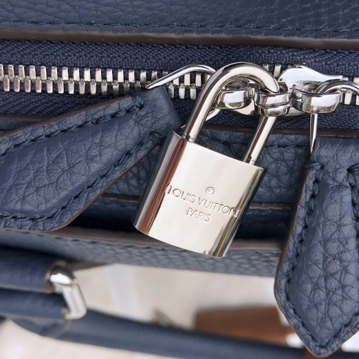 Ổ khóa được khắc tên thương hiệu Louis Vuitton rõ nét