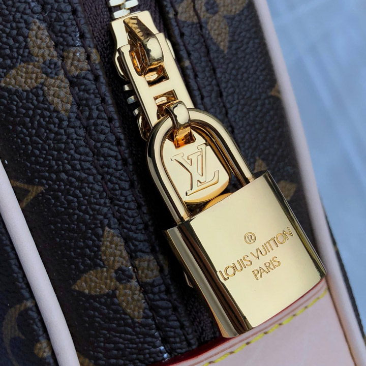 Ổ khóa kim loại sáng bóng được khắc tên hãng Louis Vuitton rõ nét