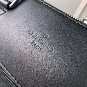Tên thương hiệu Louis Vuitton đươc dập chìm trên da túi
