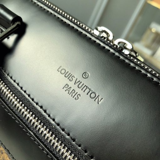 Tên thương hiệu Louis Vuitton được dập gọn gàng trên da