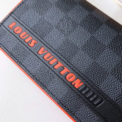 Dòng chữ Louis Vuitton màu cam nổi bật ở mặt ngoài ví