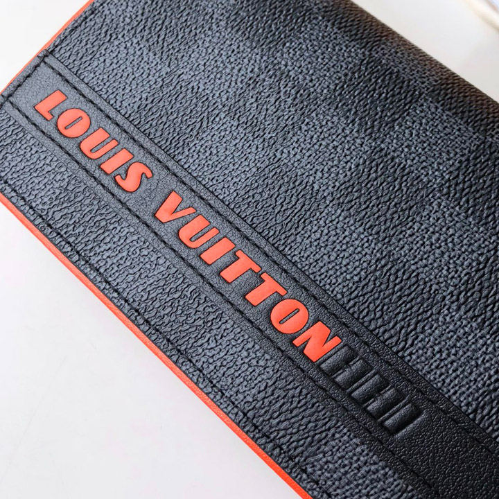 Dòng chữ Louis Vuitton màu cam nổi bật ở mặt ngoài ví