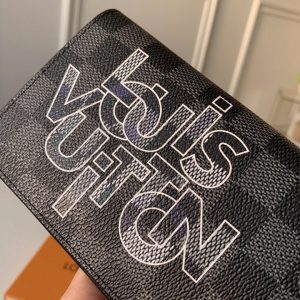 Tên thương hiệu Louis Vuitton xen nhau được in lên mặt da bên ngoài ví
