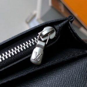 Từng chi tiết nhỏ kim loại trên ví được làm tinh xảo
