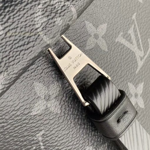 Tên thương hiệu Louis Vuitton Paris được khắc trên khóa kéo rõ nét