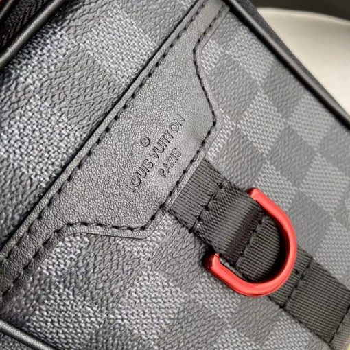 Tên thương hiệu Louis Vuitton được khắc lên da túi sắc nét