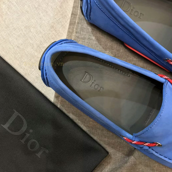 Miếng lót giày được dập chìm tên thương hiệu Dior