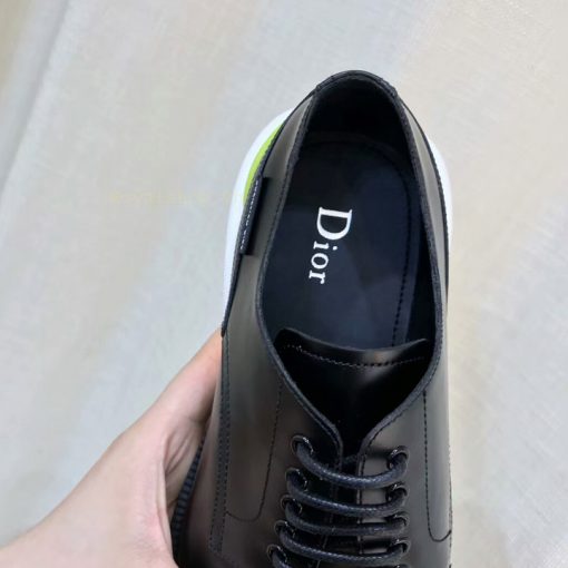 Miếng lót giày được in tên thương hiệu Dior