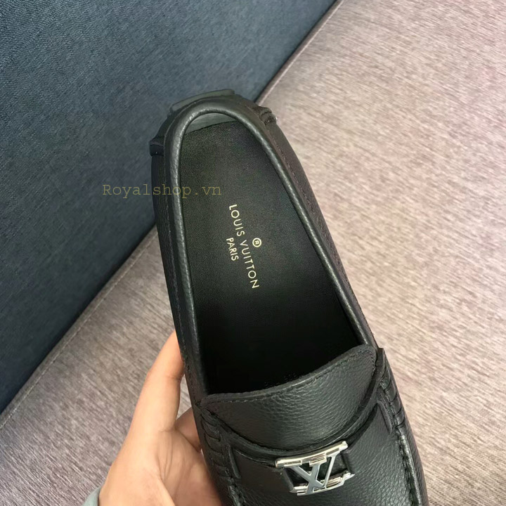 Miếng lót giày được in tên thương hiệu Louis Vuitton