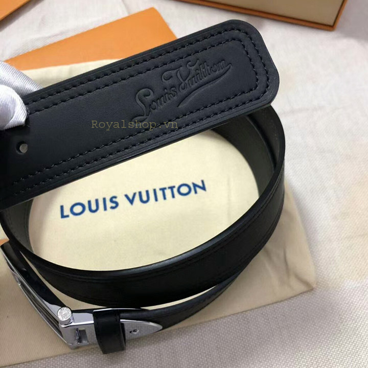 Tên thương hiệu Louis Vuitton được dập chìm trên da thắt lưng
