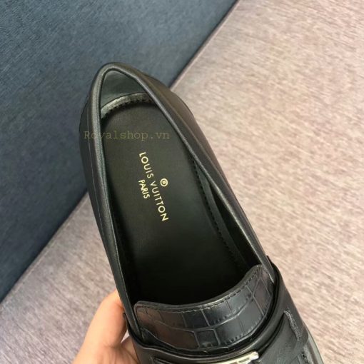 Tên thương hiệu được in trên miếng lót giày