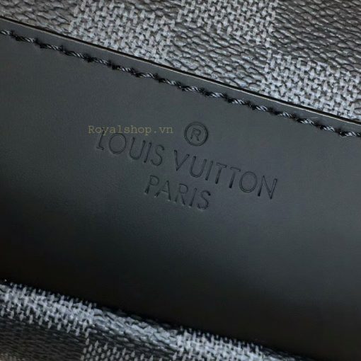 Tên thương hiệu Louis Vuitton được khắc gọn gàng trên da túi