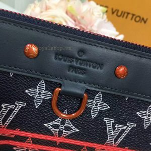 Tên thương hiệu Louis Vuitton Paris được dập chìm trên da mặt trước túi