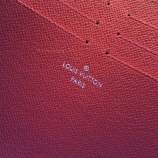 Tên thương hiệu Louis Vuitton Paris được in trên da mặt trong túi
