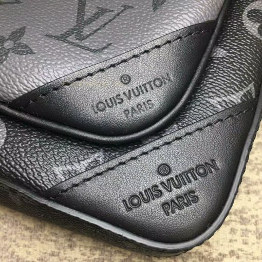 Tên thương hiệu Louis Vuitton Paris được dập chìm trên da túi