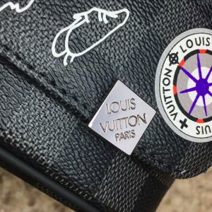 Tên thương hiệu Louis Vuitton Paris được khắc lên khóa đóng túi