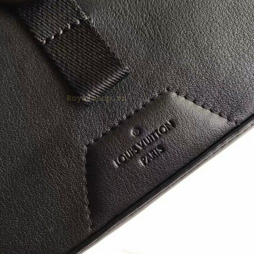 Tên thương hiệu Louis Vuitton Paris được khắc trên da ngoài túi