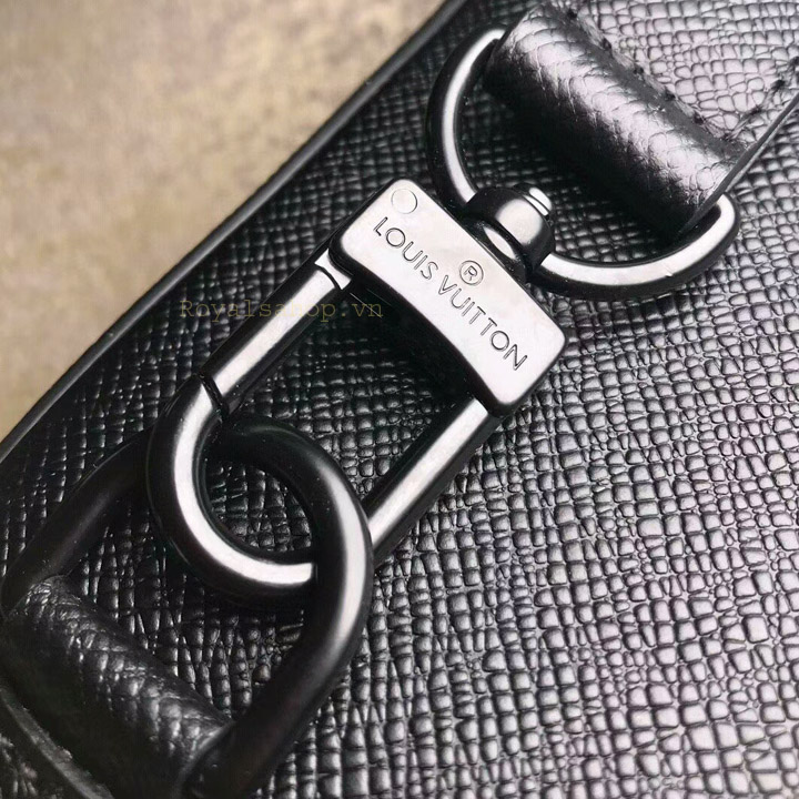 Tên thương hiệu Louis Vuitton được khắc sắc nét trên móc qoai
