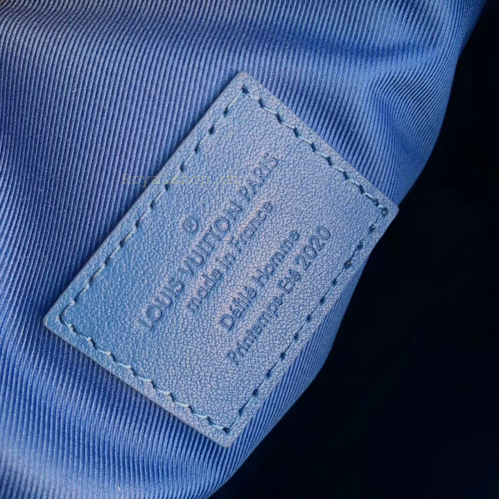 Thông tin và tên thương hiệu được khắc gọn gàng trên tem da trong túi