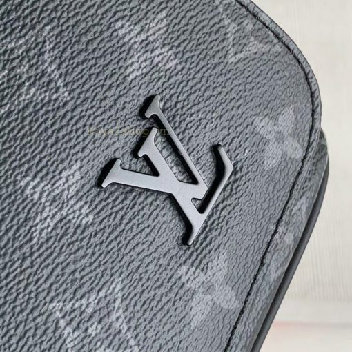 Chữ LV kim loại được gắn khéo léo len da túi
