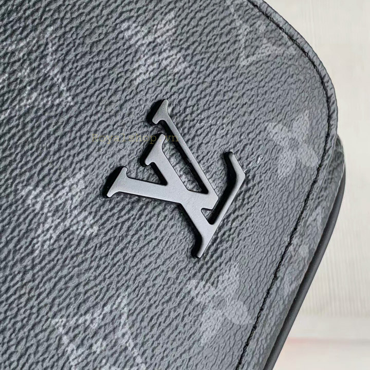 Chữ LV kim loại được gắn khéo léo len da túi