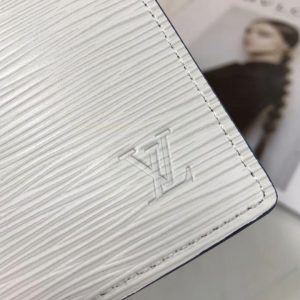 Logo LV trên bóp nam dài Louis Vuitton