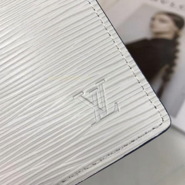 Logo LV trên bóp nam dài Louis Vuitton