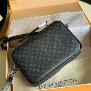 Mặt sau túi và họa tiết Monogram của Louis Vuitton
