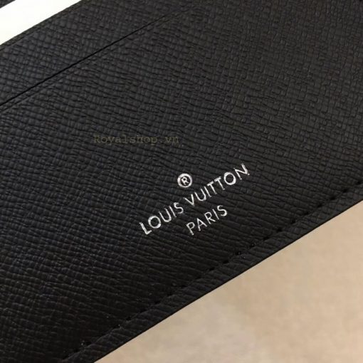 Tên thương hiệu Louis Vuitton Paris được in gọn gàng trên ví