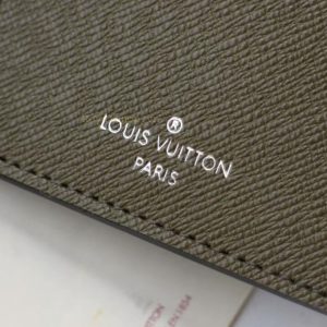 Tên thương hiệu Louis Vuitton Paris được khắc lên da ví rõ nét