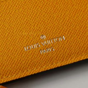 Tên thương hiệu Louis Vuitton Paris được khắc trên da gọn gàng