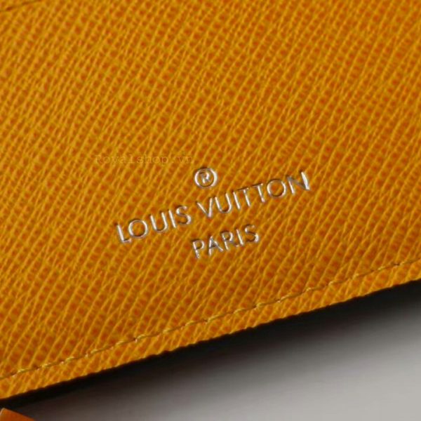 Tên thương hiệu Louis Vuitton Paris được khắc trên da gọn gàng
