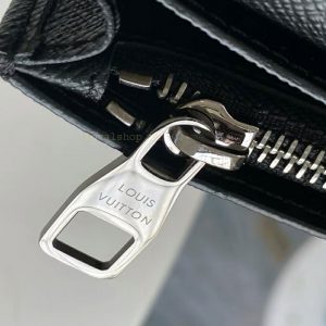 Tên thương hiệu Louis Vuitton được khắc rõ nét trên mặt khóa