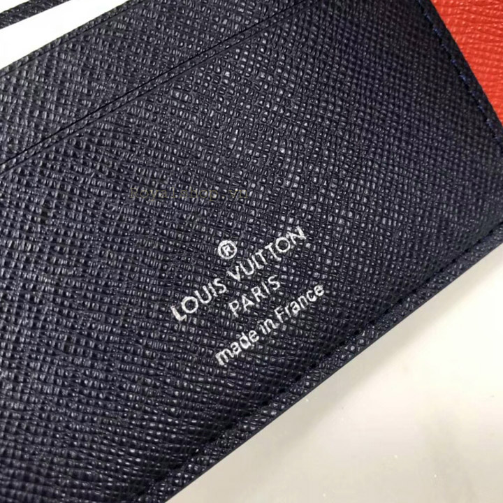 Thông tin và tên thương hiệu được in phun rõ nét trên da ví