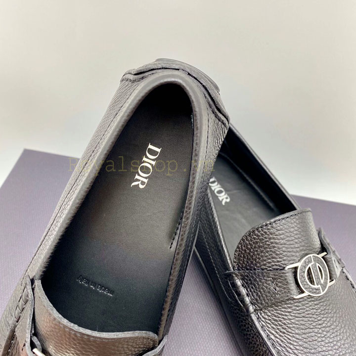 Tên thương hiệu Dior được in gọn gàng trên miếng lót giày