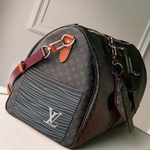 Cạnh bên của túi du lịch Louis Vuitton siêu cấp TDL8025