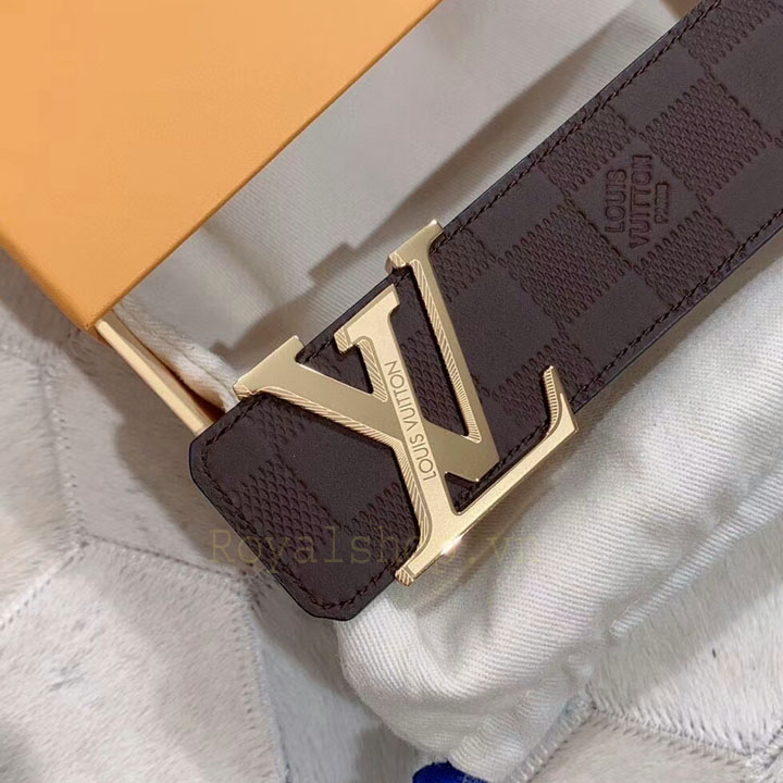 Mặt khóa LV được làm tinh xảo có tên thương hiệu Louis Vuitton