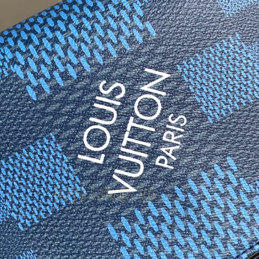 Tên thương hiệu Louis Vuitton Paris được in phun tinh xảo trên da túi