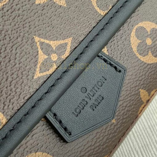 Tên thương hiệu Louis Vuitton Paris được khắc gọn gàng trên da túi