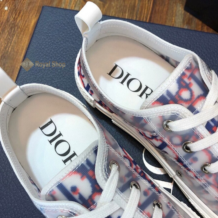 Bên trong giày in phun tên thương hiệu Dior