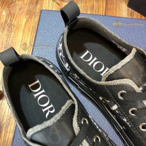 Bên trong giày in tên thương hiệu Dior